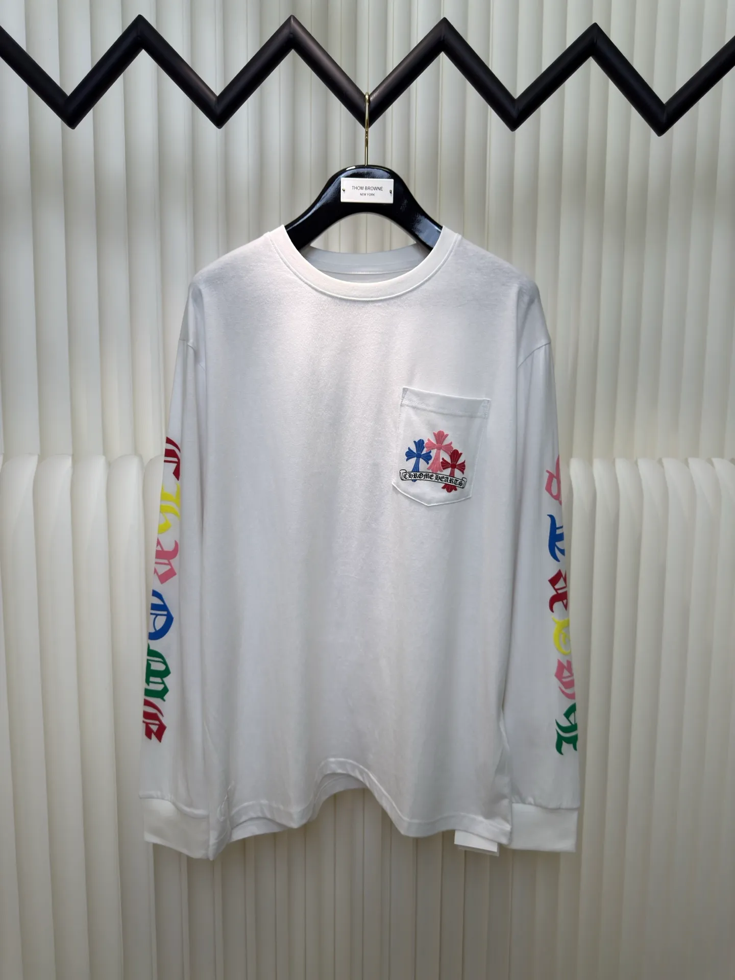 P300 Chrome Heart Miami limited color cross long sleeves. The fabric is made of 26-woven 220g cotton. The printing uses high-temperature ink printing technology, and the color of the printing area is extremely complex. Size S M L